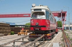 Viennaslide-03700277 Wien, Straßenbahn, Hauptwerkstätte, Verladung des ausgemusterten Straßenbahnwagens 4790 für den Transport nach Polen - Vienna, Tramway, Main Workshop, Transport of a Tramcar