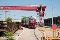 Viennaslide-03700279 Wien, Straßenbahn, Hauptwerkstätte, Verladung des ausgemusterten Straßenbahnwagens 4790 für den Transport nach Polen - Vienna, Tramway, Main Workshop, Transport of a Tramcar