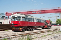 Viennaslide-03700280 Wien, Straßenbahn, Hauptwerkstätte, Verladung des ausgemusterten Straßenbahnwagens 4790 für den Transport nach Polen - Vienna, Tramway, Main Workshop, Transport of a Tramcar