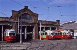 Viennaslide-03716102 Die Remise Währing, Kreuzgasse ist eine ehemalige, denkmalgeschützte Remise der Wiener Linien. Der Gebäudekomplex befindet sich im Bezirksteil Währing des 18. Wiener Gemeindebezirks in der Kreuzgasse 72–76, an der Strecke der Straßenbahnlinien 9 und 42. 1993 wurde die Remise aufgelassen. Die Hallen wurden seither für einen Supermarkt, als Turnhalle sowie als Lagerräume genutzt.