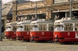 Viennaslide-03716103 Die Remise Währing, Kreuzgasse ist eine ehemalige, denkmalgeschützte Remise der Wiener Linien. Der Gebäudekomplex befindet sich im Bezirksteil Währing des 18. Wiener Gemeindebezirks in der Kreuzgasse 72–76, an der Strecke der Straßenbahnlinien 9 und 42. 1993 wurde die Remise aufgelassen. Die Hallen wurden seither für einen Supermarkt, als Turnhalle sowie als Lagerräume genutzt.