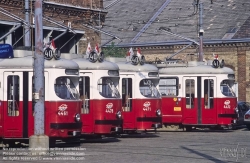 Viennaslide-03716104 Die Remise Währing, Kreuzgasse ist eine ehemalige, denkmalgeschützte Remise der Wiener Linien. Der Gebäudekomplex befindet sich im Bezirksteil Währing des 18. Wiener Gemeindebezirks in der Kreuzgasse 72–76, an der Strecke der Straßenbahnlinien 9 und 42. 1993 wurde die Remise aufgelassen. Die Hallen wurden seither für einen Supermarkt, als Turnhalle sowie als Lagerräume genutzt.