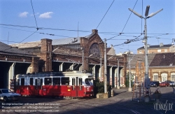 Viennaslide-03716109 Die Remise Währing, Kreuzgasse ist eine ehemalige, denkmalgeschützte Remise der Wiener Linien. Der Gebäudekomplex befindet sich im Bezirksteil Währing des 18. Wiener Gemeindebezirks in der Kreuzgasse 72–76, an der Strecke der Straßenbahnlinien 9 und 42. 1993 wurde die Remise aufgelassen. Die Hallen wurden seither für einen Supermarkt, als Turnhalle sowie als Lagerräume genutzt.