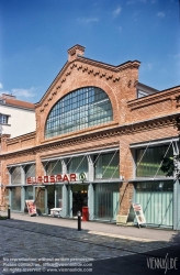 Viennaslide-03716116 Die Remise Währing, Kreuzgasse ist eine ehemalige, denkmalgeschützte Remise der Wiener Linien. Der Gebäudekomplex befindet sich im Bezirksteil Währing des 18. Wiener Gemeindebezirks in der Kreuzgasse 72–76, an der Strecke der Straßenbahnlinien 9 und 42. 1993 wurde die Remise aufgelassen. Die Hallen wurden seither für einen Supermarkt, als Turnhalle sowie als Lagerräume genutzt.