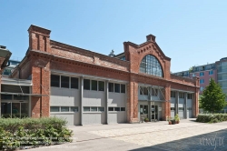 Viennaslide-03716123 Die Remise Währing, Kreuzgasse ist eine ehemalige, denkmalgeschützte Remise der Wiener Linien. Der Gebäudekomplex befindet sich im Bezirksteil Währing des 18. Wiener Gemeindebezirks in der Kreuzgasse 72–76, an der Strecke der Straßenbahnlinien 9 und 42. 1993 wurde die Remise aufgelassen. Die Hallen wurden seither für einen Supermarkt, als Turnhalle sowie als Lagerräume genutzt.