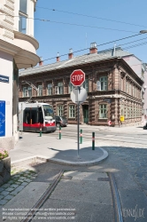 Viennaslide-03716124 Die Remise Währing, Kreuzgasse ist eine ehemalige, denkmalgeschützte Remise der Wiener Linien. Der Gebäudekomplex befindet sich im Bezirksteil Währing des 18. Wiener Gemeindebezirks in der Kreuzgasse 72–76, an der Strecke der Straßenbahnlinien 9 und 42. 1993 wurde die Remise aufgelassen. Die Hallen wurden seither für einen Supermarkt, als Turnhalle sowie als Lagerräume genutzt.