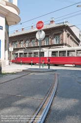 Viennaslide-03716125 Die Remise Währing, Kreuzgasse ist eine ehemalige, denkmalgeschützte Remise der Wiener Linien. Der Gebäudekomplex befindet sich im Bezirksteil Währing des 18. Wiener Gemeindebezirks in der Kreuzgasse 72–76, an der Strecke der Straßenbahnlinien 9 und 42. 1993 wurde die Remise aufgelassen. Die Hallen wurden seither für einen Supermarkt, als Turnhalle sowie als Lagerräume genutzt.