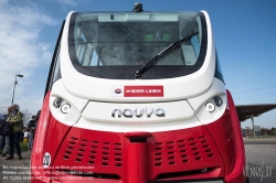 Viennaslide-03999001 Navya SAS mit Sitz in Villeurbanne (bei Lyon) ist ein 2014 gegründeter französischer Hersteller von autonomen Fahrzeugen. Der im Oktober 2015 eingeführte Navya Arma ist ein autonomes Elektrofahrzeug für den Personennahverkehr. Als „intelligenter“ fahrerloser Shuttlebus kann das Fahrzeug bis zu 15 Personen mit bis zu 45 km/h befördern.