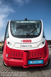 Viennaslide-03999004 Navya SAS mit Sitz in Villeurbanne (bei Lyon) ist ein 2014 gegründeter französischer Hersteller von autonomen Fahrzeugen. Der im Oktober 2015 eingeführte Navya Arma ist ein autonomes Elektrofahrzeug für den Personennahverkehr. Als „intelligenter“ fahrerloser Shuttlebus kann das Fahrzeug bis zu 15 Personen mit bis zu 45 km/h befördern.