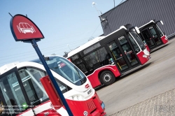 Viennaslide-03999007 Navya SAS mit Sitz in Villeurbanne (bei Lyon) ist ein 2014 gegründeter französischer Hersteller von autonomen Fahrzeugen. Der im Oktober 2015 eingeführte Navya Arma ist ein autonomes Elektrofahrzeug für den Personennahverkehr. Als „intelligenter“ fahrerloser Shuttlebus kann das Fahrzeug bis zu 15 Personen mit bis zu 45 km/h befördern.