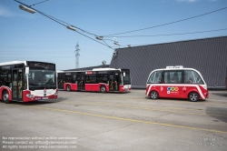 Viennaslide-03999009 Navya SAS mit Sitz in Villeurbanne (bei Lyon) ist ein 2014 gegründeter französischer Hersteller von autonomen Fahrzeugen. Der im Oktober 2015 eingeführte Navya Arma ist ein autonomes Elektrofahrzeug für den Personennahverkehr. Als „intelligenter“ fahrerloser Shuttlebus kann das Fahrzeug bis zu 15 Personen mit bis zu 45 km/h befördern.