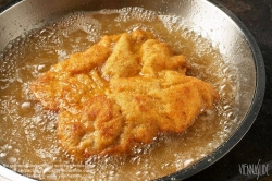 Viennaslide-04099855 Zubereitung eines Wiener Schnitzels; Wiener Schnitzel