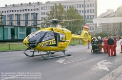 Viennaslide-04150112 ÖAMTC-Hubschrauber am Karlsplatz