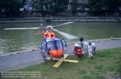 Viennaslide-04150117 Rettungshubschrauber am Donaukanal