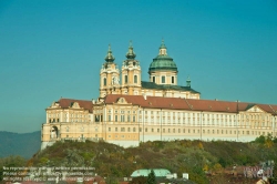 Viennaslide-04202218 Niederösterreich, Wachau; Stift Melk
Das Benediktinerkloster Stift Melk liegt in Niederösterreich bei der Stadt Melk am rechten Ufer der Donau. Der heutige (Barock-)Bau wurde in den Jahren 1702–1746 von Jakob Prandtauer errichtet. Als Wahrzeichen der Wachau gehört es zum UNESCO-Welterbe.