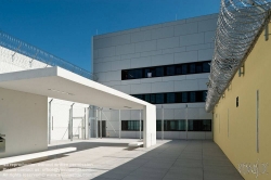 Viennaslide-04204548 Justizzentrum Korneuburg, Strafanstalt; Das Justizzentrum Korneuburg ist ein Gerichts- und Gefängniskomplex in der niederösterreichischen Stadt Korneuburg. Seit dem Jahr 2012 befinden sich in zwei Gebäuden, die unterirdisch durch einen Gang miteinander verbunden sind, zum einen das Bezirks- und das Landesgericht mit zugehöriger Staatsanwaltschaft, zum anderen die Justizanstalt Korneuburg, ein Gerichtliches Gefangenenhaus.