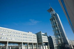 Viennaslide-04211628 Der Klangturm ist eines der Wahrzeichen von St. Pölten und je nach Definition das höchste oder – nach dem Dom – das zweithöchste Gebäude der Stadt. Er wurde 1996 errichtet, seit dem Frühjahr 1997 ist er in Betrieb. Architekt ist Ernst Hoffmann, der abgesehen vom Klangturm auch das Regierungsviertel geplant hat.