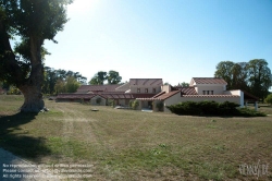 Viennaslide-04222214 Das Museum Carnuntinum in Bad Deutsch-Altenburg in Niederösterreich ist Teil und als sogenanntes Schatzhaus auch das Kernstück der ehemaligen Römerstadt Carnuntum. Es hat Geschichte und das Alltagsleben des antiken Legionslagers und der antiken Zivilstadt von Carnuntum zum Thema und präsentiert in seiner Ausstellung hauptsächlich Fundstücke aus den Grabungen auf diesen Plätzen. Mit über 2 Millionen Fundstücken im Depot ist es das größte Römermuseum in Österreich.