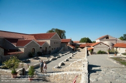 Viennaslide-04222218 Das Museum Carnuntinum in Bad Deutsch-Altenburg in Niederösterreich ist Teil und als sogenanntes Schatzhaus auch das Kernstück der ehemaligen Römerstadt Carnuntum. Es hat Geschichte und das Alltagsleben des antiken Legionslagers und der antiken Zivilstadt von Carnuntum zum Thema und präsentiert in seiner Ausstellung hauptsächlich Fundstücke aus den Grabungen auf diesen Plätzen. Mit über 2 Millionen Fundstücken im Depot ist es das größte Römermuseum in Österreich.