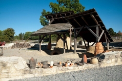 Viennaslide-04222222 Das Museum Carnuntinum in Bad Deutsch-Altenburg in Niederösterreich ist Teil und als sogenanntes Schatzhaus auch das Kernstück der ehemaligen Römerstadt Carnuntum. Es hat Geschichte und das Alltagsleben des antiken Legionslagers und der antiken Zivilstadt von Carnuntum zum Thema und präsentiert in seiner Ausstellung hauptsächlich Fundstücke aus den Grabungen auf diesen Plätzen. Mit über 2 Millionen Fundstücken im Depot ist es das größte Römermuseum in Österreich.