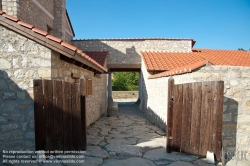 Viennaslide-04222234 Das Museum Carnuntinum in Bad Deutsch-Altenburg in Niederösterreich ist Teil und als sogenanntes Schatzhaus auch das Kernstück der ehemaligen Römerstadt Carnuntum. Es hat Geschichte und das Alltagsleben des antiken Legionslagers und der antiken Zivilstadt von Carnuntum zum Thema und präsentiert in seiner Ausstellung hauptsächlich Fundstücke aus den Grabungen auf diesen Plätzen. Mit über 2 Millionen Fundstücken im Depot ist es das größte Römermuseum in Österreich.