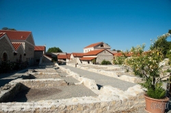 Viennaslide-04222254 Das Museum Carnuntinum in Bad Deutsch-Altenburg in Niederösterreich ist Teil und als sogenanntes Schatzhaus auch das Kernstück der ehemaligen Römerstadt Carnuntum. Es hat Geschichte und das Alltagsleben des antiken Legionslagers und der antiken Zivilstadt von Carnuntum zum Thema und präsentiert in seiner Ausstellung hauptsächlich Fundstücke aus den Grabungen auf diesen Plätzen. Mit über 2 Millionen Fundstücken im Depot ist es das größte Römermuseum in Österreich.