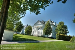 Viennaslide-04300128h Frank Stronach erwarb 1994 Schloss Oberwaltersdorf und einen Teil des dazugehörenden landwirtschaftlichen Gutes. Der alte Gutshof und die Brennerei mussten den neuen Gebäude Platz machen und wurden abgerissen. Es wurden nach und nach die Magna-Europazentrale, ein Golfplatz mit Clubrestaurant und Tennishalle, sowie die Wohnsiedlung Fontana am Magnagelände errichtet.