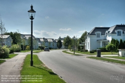 Viennaslide-04300133h Frank Stronach erwarb 1994 Schloss Oberwaltersdorf und einen Teil des dazugehörenden landwirtschaftlichen Gutes. Der alte Gutshof und die Brennerei mussten den neuen Gebäude Platz machen und wurden abgerissen. Es wurden nach und nach die Magna-Europazentrale, ein Golfplatz mit Clubrestaurant und Tennishalle, sowie die Wohnsiedlung Fontana am Magnagelände errichtet.