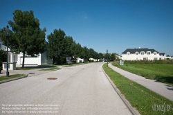 Viennaslide-04300140 Frank Stronach erwarb 1994 Schloss Oberwaltersdorf und einen Teil des dazugehörenden landwirtschaftlichen Gutes. Der alte Gutshof und die Brennerei mussten den neuen Gebäude Platz machen und wurden abgerissen. Es wurden nach und nach die Magna-Europazentrale, ein Golfplatz mit Clubrestaurant und Tennishalle, sowie die Wohnsiedlung Fontana am Magnagelände errichtet.