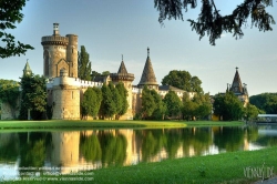 Viennaslide-04301211h Bis zum Ende der österreichisch-ungarischen Monarchie war Laxenburg ein wesentlicher Aufenthaltsort der Habsburger. Diese Tradition begann schon mit Kaiser Karl VI. Im Schlossteich befindet sich eine Insel, auf der 1801 bis 1836 die nach Kaiser Franz II. bzw.  I. benannte Franzensburg errichtet wurde.