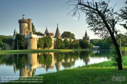 Viennaslide-04301212h Bis zum Ende der österreichisch-ungarischen Monarchie war Laxenburg ein wesentlicher Aufenthaltsort der Habsburger. Diese Tradition begann schon mit Kaiser Karl VI. Im Schlossteich befindet sich eine Insel, auf der 1801 bis 1836 die nach Kaiser Franz II. bzw.  I. benannte Franzensburg errichtet wurde.