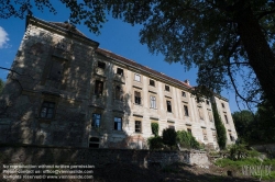 Viennaslide-04301709 Schloss Ebenfurth ist ein in der niederösterreichischen Stadtgemeinde Ebenfurth gelegenes ehemaliges Wasserschloss. Seit 2000 bemühte sich aber die Psychotherapeutin Bärbel Langer intensiv um die Erhaltung des Schlosses und konnte eine weitgehende Sanierung des Daches durchführen. Im Februar 2010 erhielt das Schloss neue Besitzer. Die serbische Popsängerin Dragana Mirkovic und ihr Mann, der Generaldirektor eines Fernsehsenders, wollen nun das Schloss renovieren und den Innenhof überdachen.