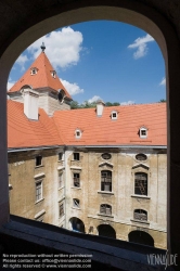 Viennaslide-04301713 Schloss Ebenfurth ist ein in der niederösterreichischen Stadtgemeinde Ebenfurth gelegenes ehemaliges Wasserschloss. Seit 2000 bemühte sich aber die Psychotherapeutin Bärbel Langer intensiv um die Erhaltung des Schlosses und konnte eine weitgehende Sanierung des Daches durchführen. Im Februar 2010 erhielt das Schloss neue Besitzer. Die serbische Popsängerin Dragana Mirkovic und ihr Mann, der Generaldirektor eines Fernsehsenders, wollen nun das Schloss renovieren und den Innenhof überdachen.