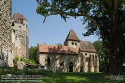 Viennaslide-04301901 Schloss Pottendorf war ein bis nach 1945 bedeutendes Wasserschloss in der niederösterreichischen Gemeinde Pottendorf. Es wurde 1130 erstmals urkundlich mit Rudolf von Pottendorf erwähnt und dürfte kurz vorher erbaut worden sein. Es ist heute weitgehend ruinös, obwohl es samt Kapelle und Parkanlagen unter Denkmalschutz steht.