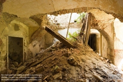 Viennaslide-04301938 Schloss Pottendorf war ein bis nach 1945 bedeutendes Wasserschloss in der niederösterreichischen Gemeinde Pottendorf. Es wurde 1130 erstmals urkundlich mit Rudolf von Pottendorf erwähnt und dürfte kurz vorher erbaut worden sein. Es ist heute weitgehend ruinös, obwohl es samt Kapelle und Parkanlagen unter Denkmalschutz steht.