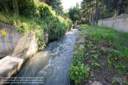 Viennaslide-04302401 Der Wiener Neustädter Kanal ist ein 1803 in Betrieb genommener und bis auf 63 km Länge erweiterter künstlicher Wasserlauf, auf dem vor allem Holz, Ziegel und Kohle aus dem Raum südlich der Donau nach Wien transportiert wurden. Da spätere, private Eigentümer vorrangig Bahnprojekte verfolgten und wichtige Teile des Wasserweges zur Bahntrasse umwidmeten, ging die Kanalschifffahrt ab 1879 stark zurück und hörte noch vor dem Ersten Weltkrieg ganz auf.