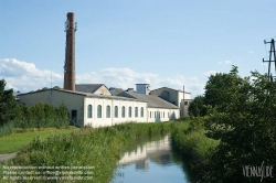 Viennaslide-04302403 Der Wiener Neustädter Kanal ist ein 1803 in Betrieb genommener und bis auf 63 km Länge erweiterter künstlicher Wasserlauf, auf dem vor allem Holz, Ziegel und Kohle aus dem Raum südlich der Donau nach Wien transportiert wurden. Da spätere, private Eigentümer vorrangig Bahnprojekte verfolgten und wichtige Teile des Wasserweges zur Bahntrasse umwidmeten, ging die Kanalschifffahrt ab 1879 stark zurück und hörte noch vor dem Ersten Weltkrieg ganz auf.