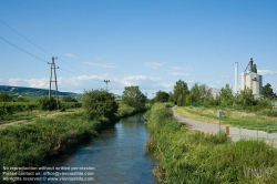 Viennaslide-04302404 Der Wiener Neustädter Kanal ist ein 1803 in Betrieb genommener und bis auf 63 km Länge erweiterter künstlicher Wasserlauf, auf dem vor allem Holz, Ziegel und Kohle aus dem Raum südlich der Donau nach Wien transportiert wurden. Da spätere, private Eigentümer vorrangig Bahnprojekte verfolgten und wichtige Teile des Wasserweges zur Bahntrasse umwidmeten, ging die Kanalschifffahrt ab 1879 stark zurück und hörte noch vor dem Ersten Weltkrieg ganz auf.