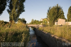 Viennaslide-04302409 Der Wiener Neustädter Kanal ist ein 1803 in Betrieb genommener und bis auf 63 km Länge erweiterter künstlicher Wasserlauf, auf dem vor allem Holz, Ziegel und Kohle aus dem Raum südlich der Donau nach Wien transportiert wurden. Da spätere, private Eigentümer vorrangig Bahnprojekte verfolgten und wichtige Teile des Wasserweges zur Bahntrasse umwidmeten, ging die Kanalschifffahrt ab 1879 stark zurück und hörte noch vor dem Ersten Weltkrieg ganz auf.