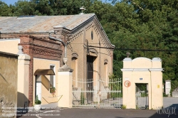 Viennaslide-04302901 In Kleinneusiedl entstand 1790 auf Betreiben des Wiener Großhändlers Ignaz Theodor Pachner die größte Papierfabrik Kontinentaleuropas: drei Wasserräder hielten die Holländermaschinen in Gang, ein Walzwerk sorgte für die Glättung des Papiers, unter dem riesigen Mansardendach wurden die handgeschöpften Bütten getrocknet. Der Erfolg der Papierfabrik Kleinneusiedl basierte auch auf dem Privileg, Banknoten, Staatsschuldverschreibungen und staatliche Wertpapiere herstellen zu können.