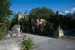 Viennaslide-04302903 In Kleinneusiedl entstand 1790 auf Betreiben des Wiener Großhändlers Ignaz Theodor Pachner die größte Papierfabrik Kontinentaleuropas: drei Wasserräder hielten die Holländermaschinen in Gang, ein Walzwerk sorgte für die Glättung des Papiers, unter dem riesigen Mansardendach wurden die handgeschöpften Bütten getrocknet. Der Erfolg der Papierfabrik Kleinneusiedl basierte auch auf dem Privileg, Banknoten, Staatsschuldverschreibungen und staatliche Wertpapiere herstellen zu können.