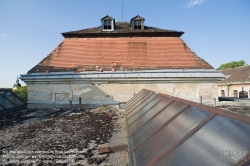 Viennaslide-04302931 In Kleinneusiedl entstand 1790 auf Betreiben des Wiener Großhändlers Ignaz Theodor Pachner die größte Papierfabrik Kontinentaleuropas: drei Wasserräder hielten die Holländermaschinen in Gang, ein Walzwerk sorgte für die Glättung des Papiers, unter dem riesigen Mansardendach wurden die handgeschöpften Bütten getrocknet. Der Erfolg der Papierfabrik Kleinneusiedl basierte auch auf dem Privileg, Banknoten, Staatsschuldverschreibungen und staatliche Wertpapiere herstellen zu können.