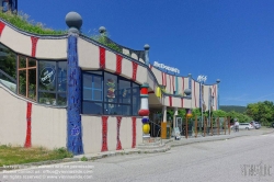 Viennaslide-04310104 Hundertwasser-Autobahnrasthaus Bad Fischau
Friedensreich Hundertwasser 1989-1990
2721 Bad Fischau, Österreich