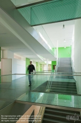 Viennaslide-04385469 Ein Mann in einem leeren Bürohaus - One person in an empty Office Building