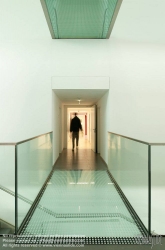 Viennaslide-04385470 Ein Mann in einem leeren Bürohaus - One person in an empty Office Building
