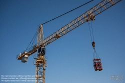 Viennaslide-04411891 Linz, Brückenkopfgebäude, Kran hebt Bauarbeiter