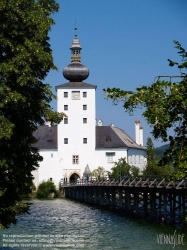 Viennaslide-04434234 Das Schloss Ort (bis ins frühe 20. Jahrhundert auch Orth geschrieben) ist ein Komplex aus zwei Schlössern am Traunsee in Gmunden (Oberösterreich). Es besteht aus dem bekannteren Seeschloss auf einer Insel im Traunsee und dem über der Brücke angebundenen Landschloss. Das Seeschloss zählt zu den ältesten Gebäuden des Salzkammergutes. Es diente als Außenkulisse für die Fernsehserie Schlosshotel Orth.