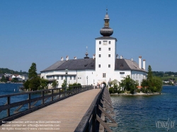 Viennaslide-04434236 Das Schloss Ort (bis ins frühe 20. Jahrhundert auch Orth geschrieben) ist ein Komplex aus zwei Schlössern am Traunsee in Gmunden (Oberösterreich). Es besteht aus dem bekannteren Seeschloss auf einer Insel im Traunsee und dem über der Brücke angebundenen Landschloss. Das Seeschloss zählt zu den ältesten Gebäuden des Salzkammergutes. Es diente als Außenkulisse für die Fernsehserie Schlosshotel Orth.