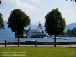 Viennaslide-04434237 Das Schloss Ort (bis ins frühe 20. Jahrhundert auch Orth geschrieben) ist ein Komplex aus zwei Schlössern am Traunsee in Gmunden (Oberösterreich). Es besteht aus dem bekannteren Seeschloss auf einer Insel im Traunsee und dem über der Brücke angebundenen Landschloss. Das Seeschloss zählt zu den ältesten Gebäuden des Salzkammergutes. Es diente als Außenkulisse für die Fernsehserie Schlosshotel Orth.