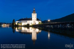 Viennaslide-04434239 Das Schloss Ort (bis ins frühe 20. Jahrhundert auch Orth geschrieben) ist ein Komplex aus zwei Schlössern am Traunsee in Gmunden (Oberösterreich). Es besteht aus dem bekannteren Seeschloss auf einer Insel im Traunsee und dem über der Brücke angebundenen Landschloss. Das Seeschloss zählt zu den ältesten Gebäuden des Salzkammergutes. Es diente als Außenkulisse für die Fernsehserie Schlosshotel Orth.